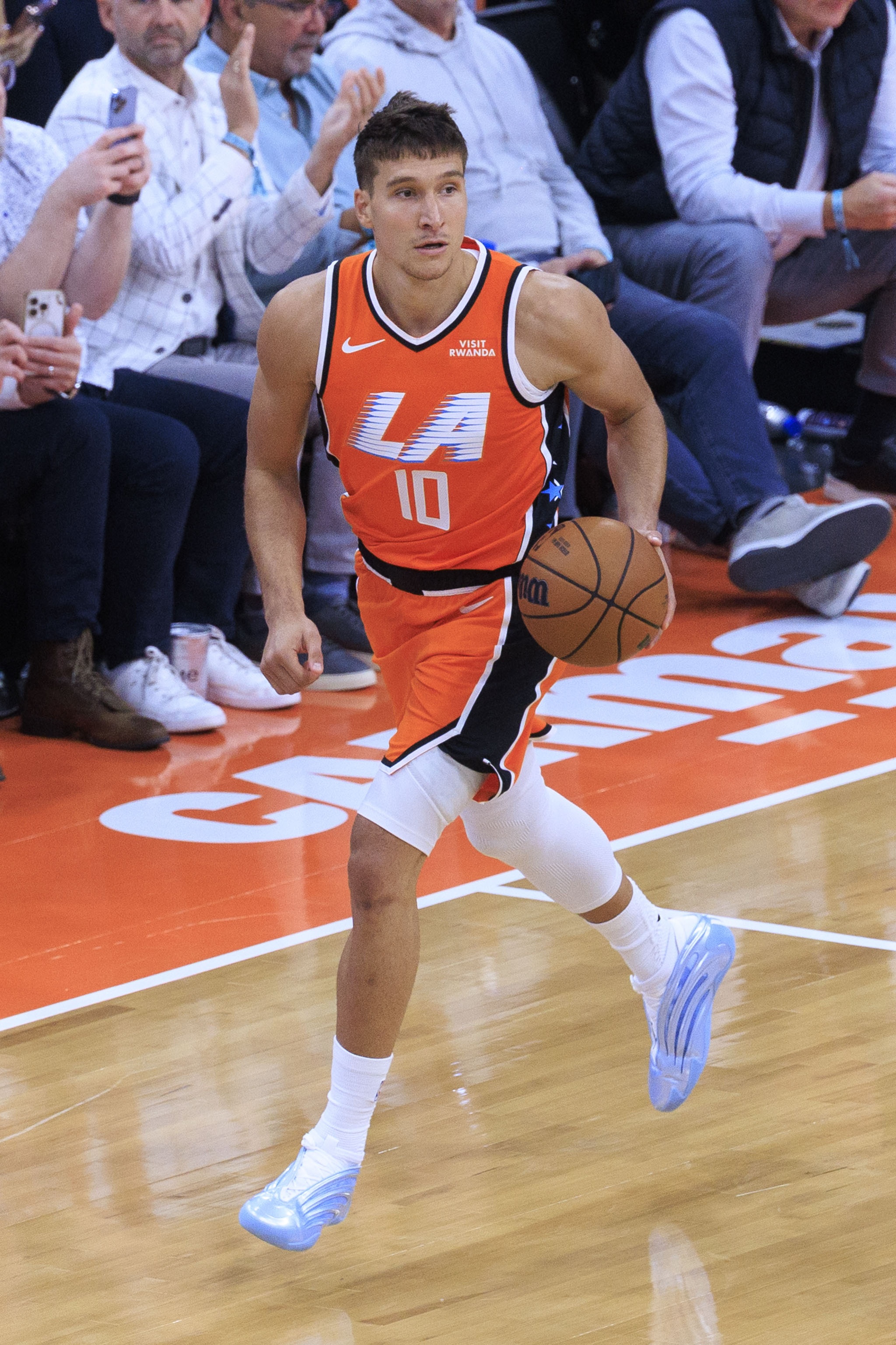 爱游戏app下载-美记：快船愿意送走博格丹 想换一位能提升轮换实力的球员